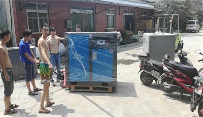 溫江某彩印廠永磁變頻螺桿空壓機交貨現(xiàn)場